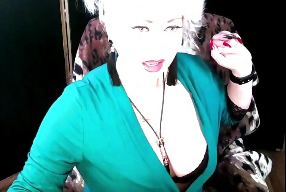Quatro shows suculentos de putas maduras casadas na webcam ... ))