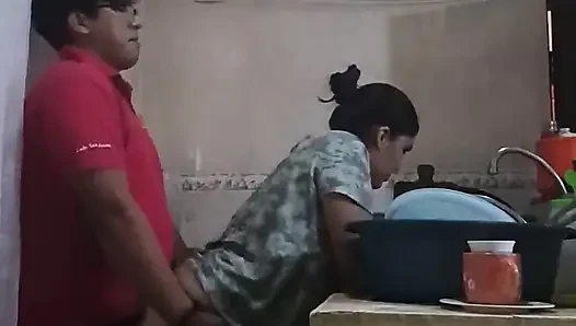 Ngentot karyawanku di dapur di dapur