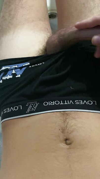 青年のデンは寝る前に休むことに決め、お風呂に行きました。彼が隠遁した場所