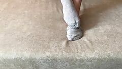 Gloria Gimson caresse ses pieds sexy dans des chaussettes grises