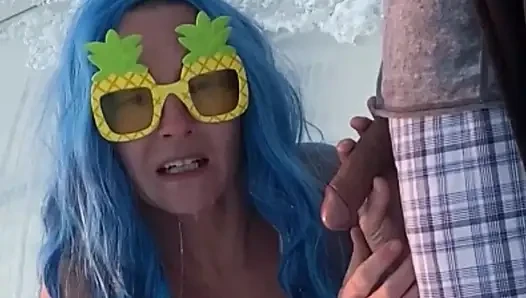 Hevesli sidik içen, yarağının sıcak sidiğini em ağzıma fışkırtarak boğazımdan aşağı fışkırtıyor.