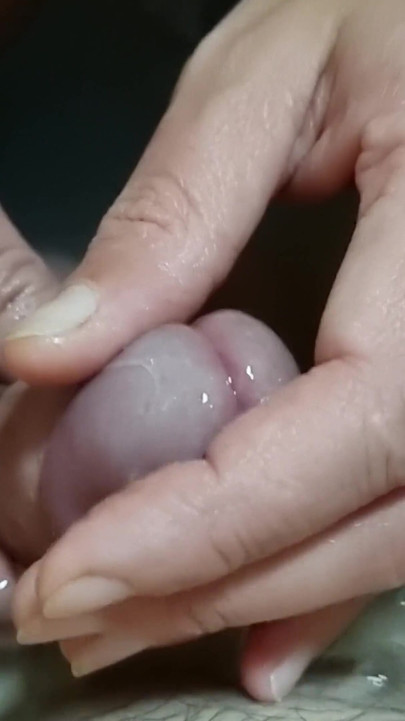 Zgodna devojka se igra sa svojim penisom u kadi, ubacuje prst u uretru | Klip 1