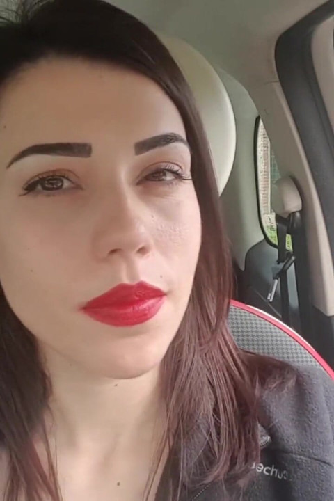 Petra cantik merokok di mobilnya