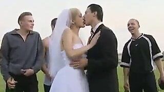 Невеста публично трахается после свадьбы