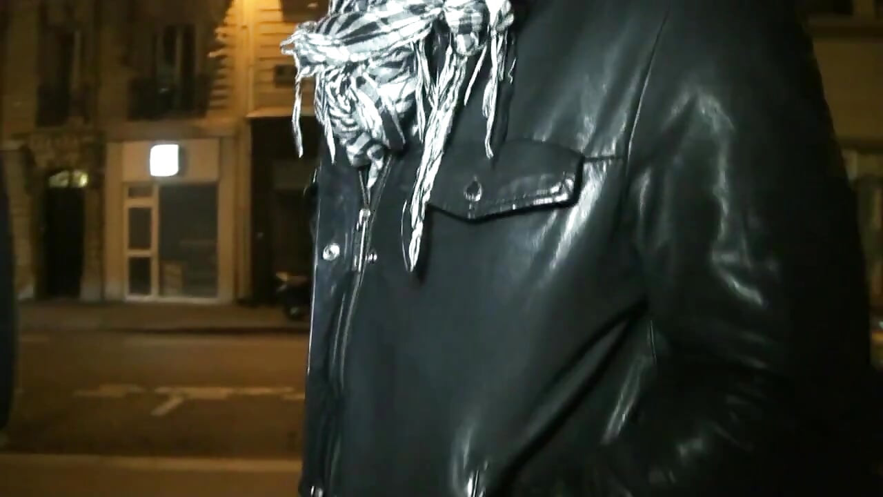 Suja loira prostituta vasculha ruas por pau preto