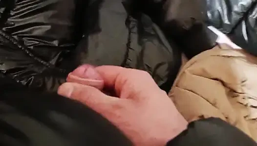 Фетиш в пуховике - играю и кончаю на ее блестящую пухлую куртку