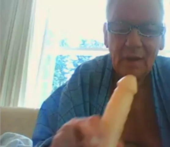 Vovô acariciando e chupando vibrador