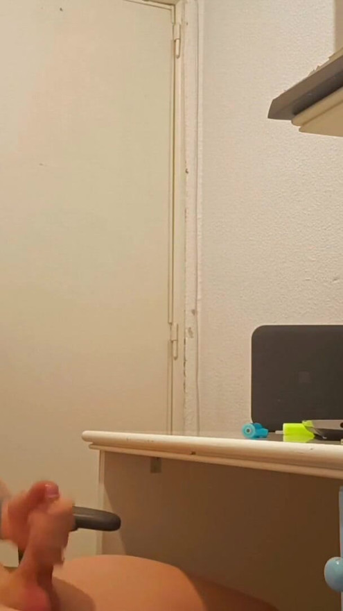 Ung gutt onanerer og ser på porno | Klipp 2