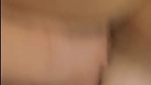 Azgın orta yaşlı seksi kadının sekse ihtiyacı var ve kendini 2 adamla davet ediyor