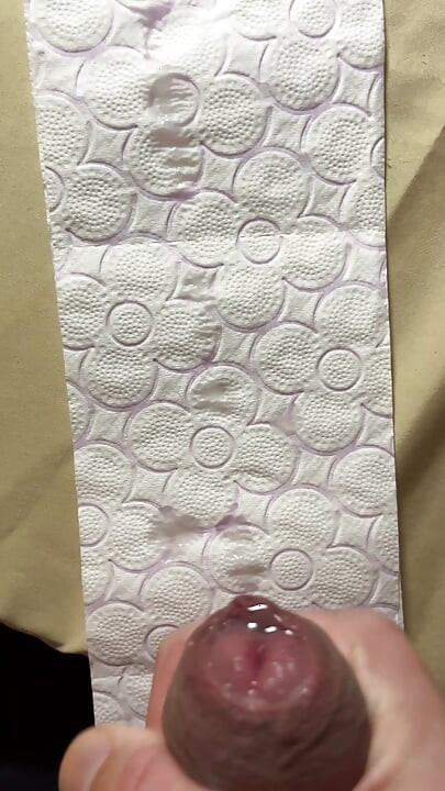 Earl Smile Big Cumshot Heavy Load On Toilet Paper