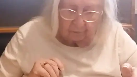 Üvey annem ve ben kahvaltı yiyorduk