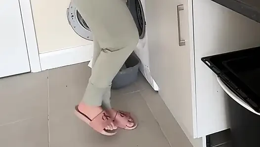 Dishes Vs. Full Bladder… I Lost Control and Piss in Pants