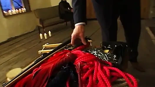 Cewek cantik rambut pirang ini lagi asik gaya bdsm habis-habisan sampai mengerang keenakan