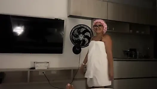 Stiefmutter-schlampe Badet Nackt Mit Stiefsohn Im Jacuzzi Und Bittet Ihn, Sie Zu Ficken