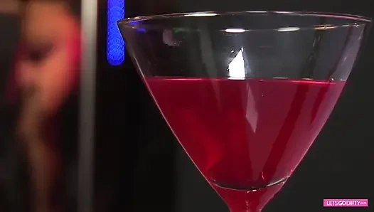 Dua penari striptis hot lagi asik bersenang-senang