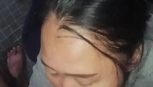 Her yerde yarağı emiyor ve ağzından çıkıyor