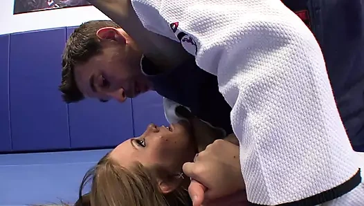 Едва достигшая законного возраста шлюшка Megan Fenox трахается в киску