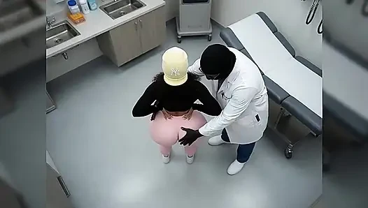 Minyon büyük götlü kız sıkı pembe tayt ve tangayla twerk yapıyor