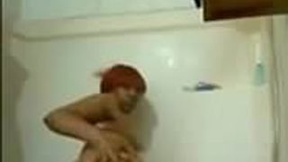 Dicke MILF-Dusche mit rotem Knochen