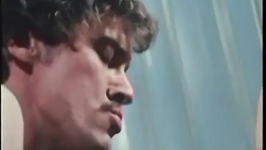 Винтажный порно тройничок со шлюшкой, которую шпилят и наполняют сливками два мужика