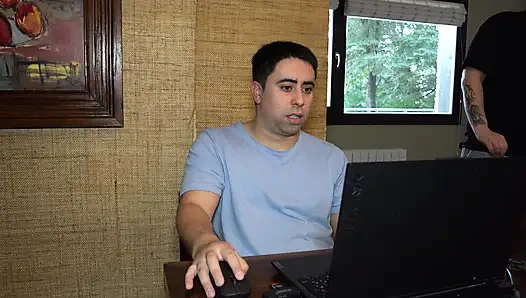 Temanku ngentot memek istriku waktu aku lagi kerja... Di sebelah mereka!