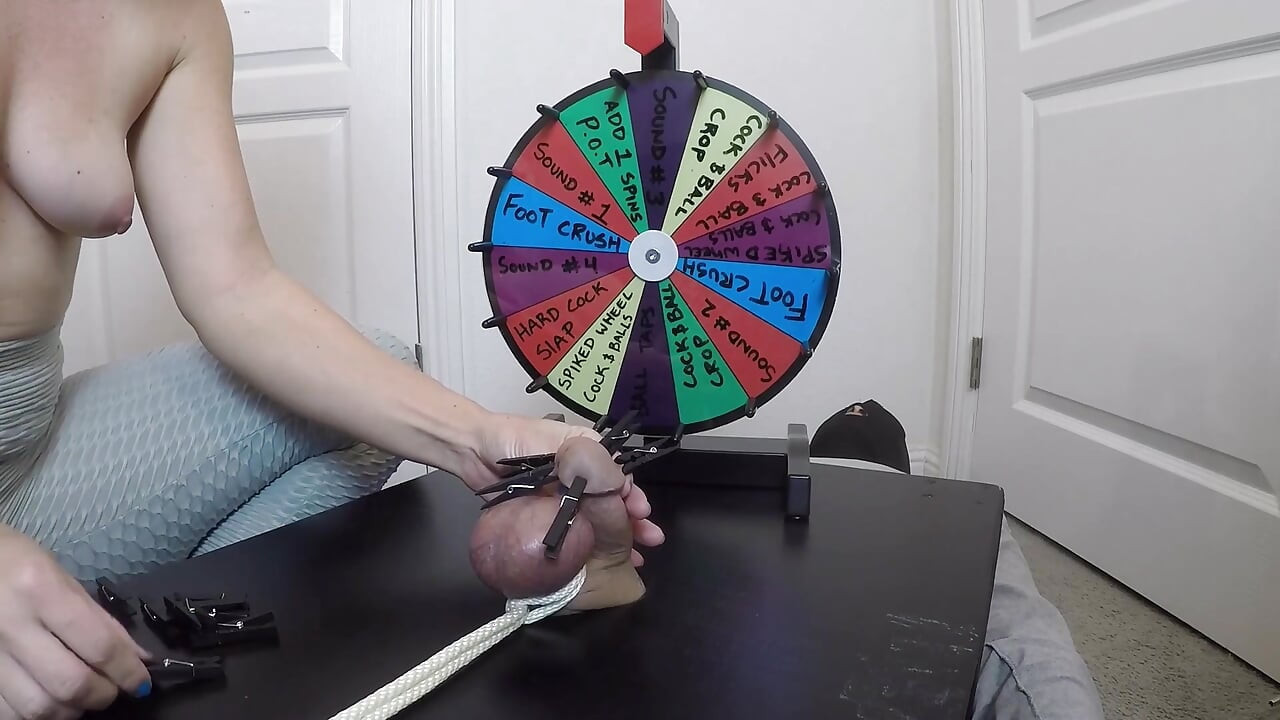 Wkłada sondę 30 cm aż do swojego mięsistego kutasa. Gra w ruletkę BDSM.