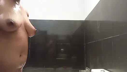 Горячая и пикантная крошка-латина Julia Bloom раздевается, чтобы показать ее фигуристое тело и поиграть с ее сочной киской до оргазма