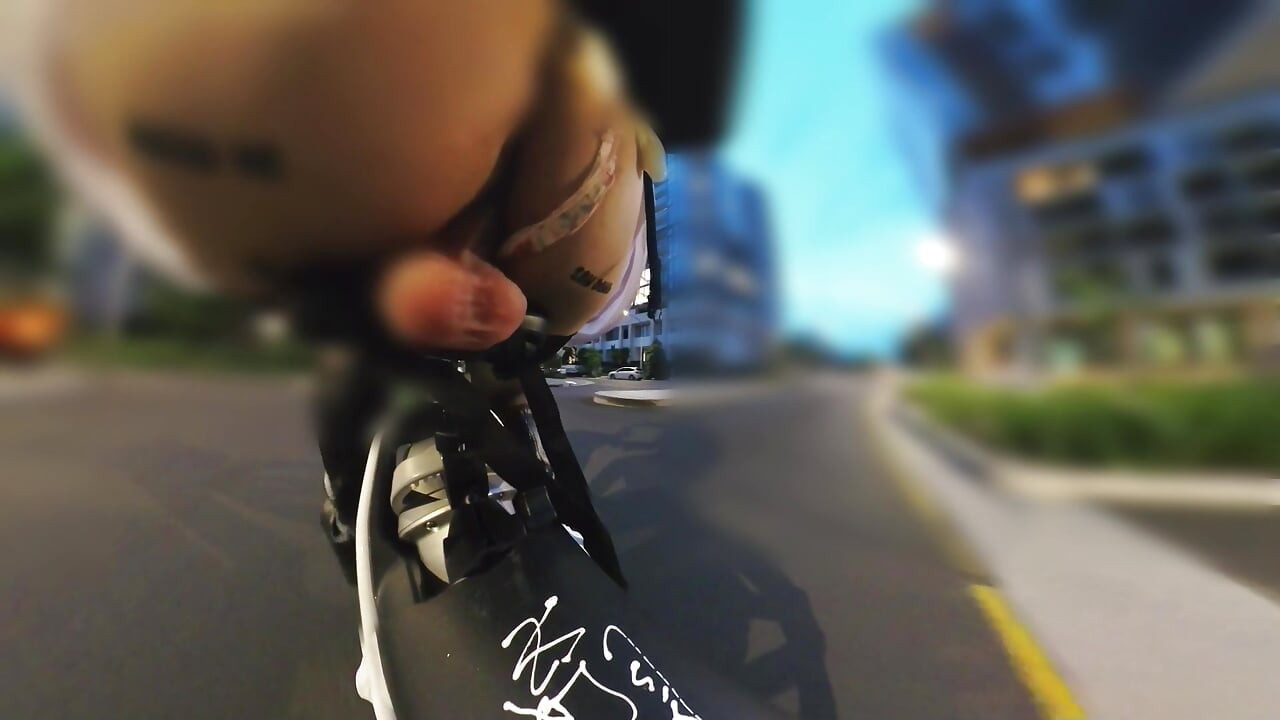 Dildo besar-besaran diisi pantat dan diekspos di depan umum