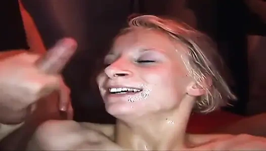 Deneyimli hatun ıslak grup seks partisinin derinliklerinde yumrukla sikiliyor