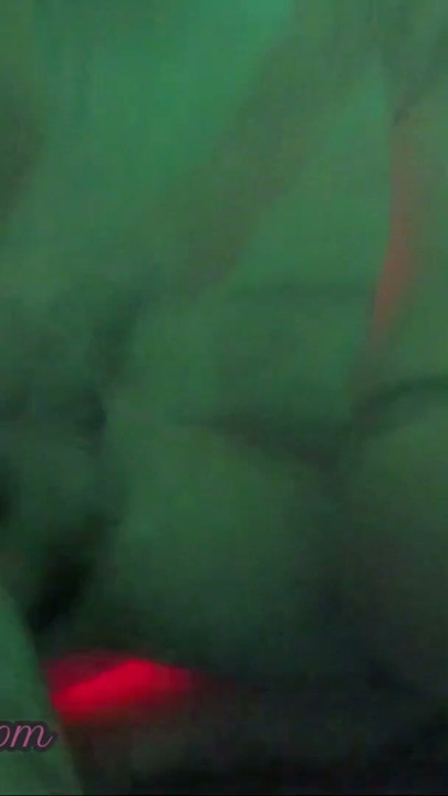 Eu puxo meu pau na frente de uma garota em uma enquete pública de spa | Clipe 1