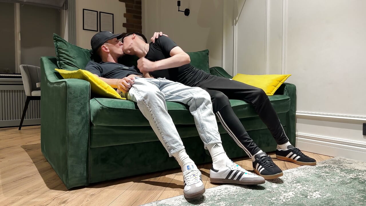 Follada gay caliente con besos