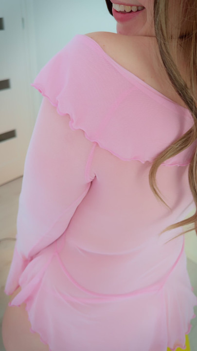 Pembe kalçalarım ve pembe bluzum