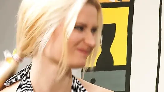 Raw raw blondinen, szene 1_blonde schätzchen mit dicken titten liebt es, wenn typen auf sie kommen
