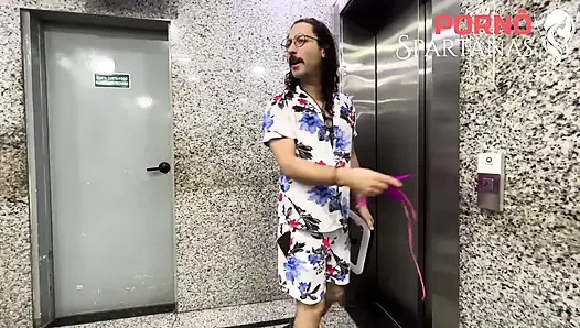 Наслаждившись карнавалом, друзья трахают горячую блондинку