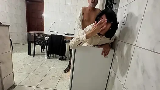 Мощный исполнительный получает ее задницу и киску трахают во время рабочей встречи.