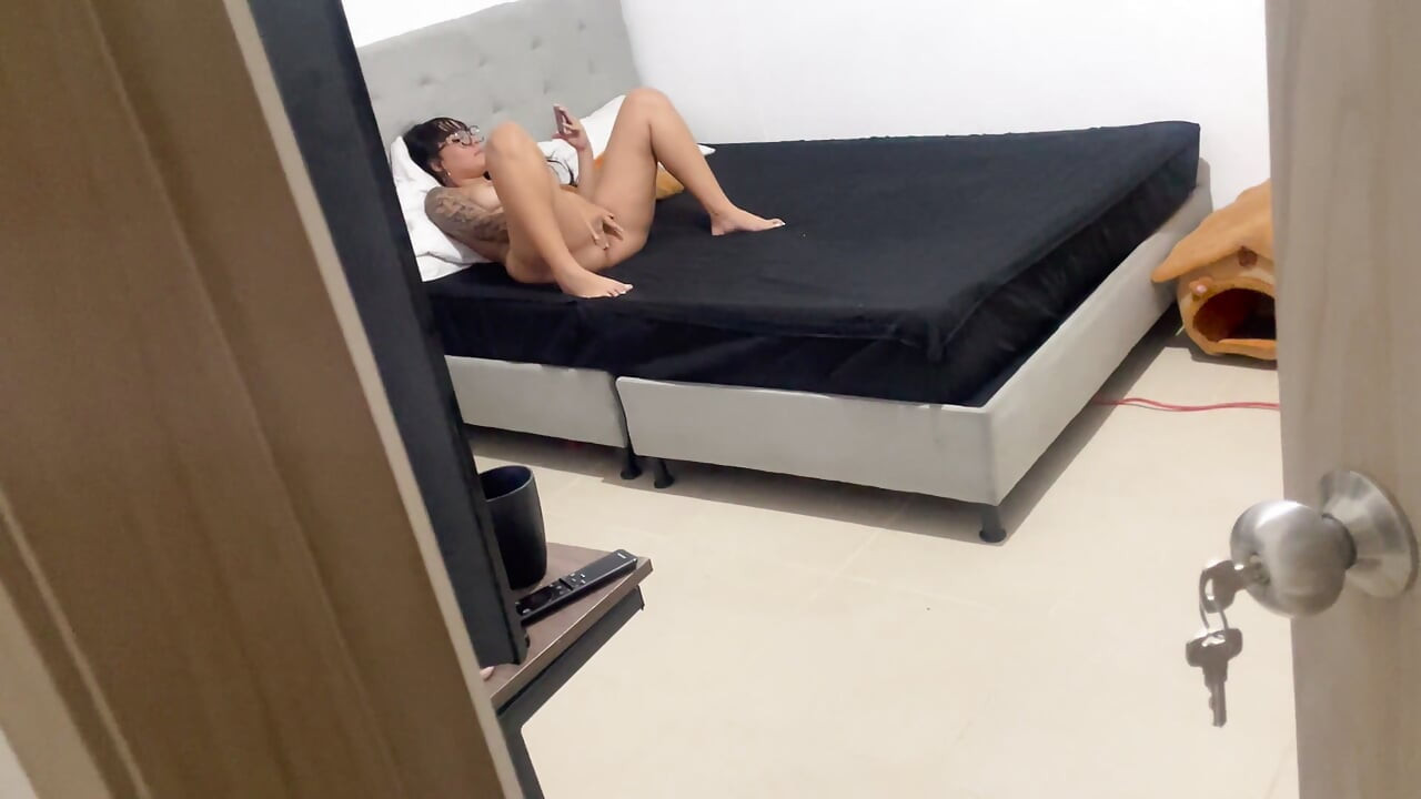 Je me fais surprendre par mon ex en train de se masturber et il finit par me baiser et jouir dans mon cul