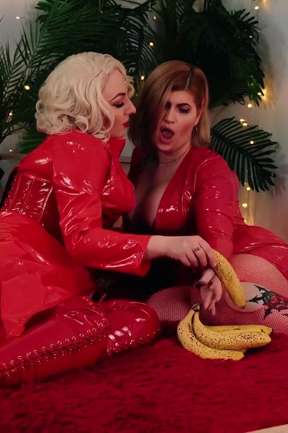 Fußfetisch und muschispiele mit cowgirl-position lesbischer fick mit hartem sex