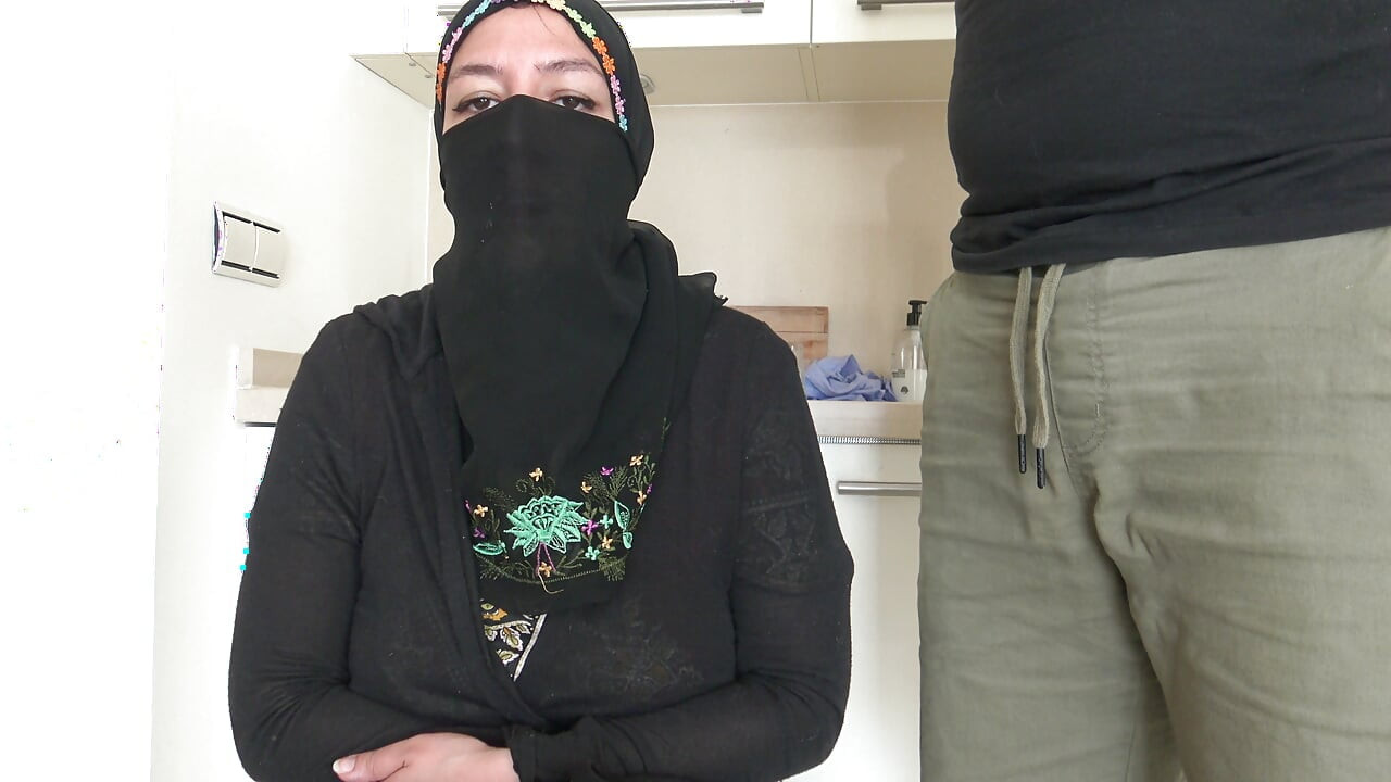A young Algerian woman shoots her first pornographic film in Marseille because she needs money to pay her rent.
