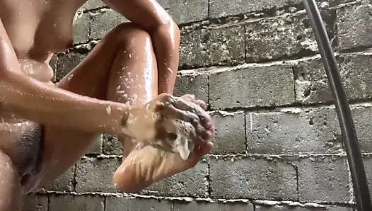 Schau zu, wie ich ein bad nehme, während ich fingere