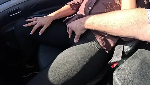 Интенсивная игра в машине - мастурбация в тугих леггинсах, минет и грязный камшот на лицо 305