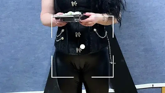 Yemeğini ayaklarım sayesinde alıyor...