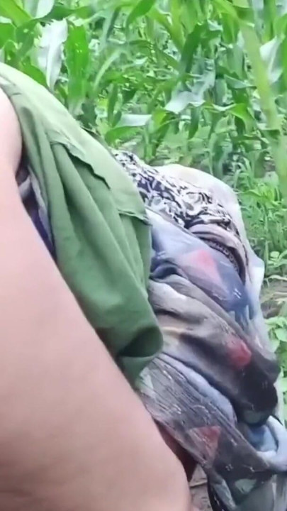 Devar apni Badi bhabhi ko khet mein Le jakar bade boobs Ko dabakar bade Gand GhodBanakar makkhi khet mein chod raha hai apne sagi bhabhi ko | Clip 2