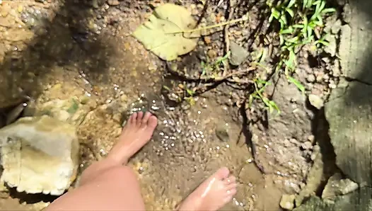 Холодная вода сделала меня таким возбужденным: обнаженная на природе, мастурбация и оргазм