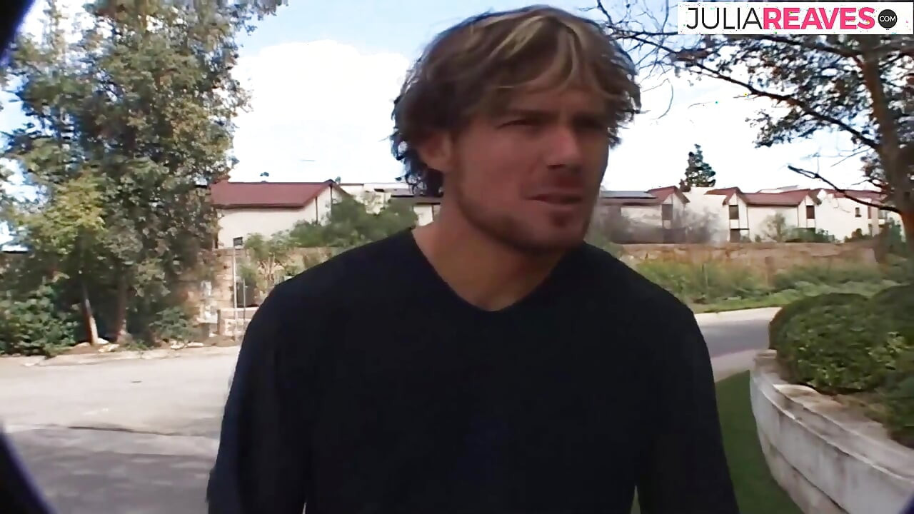 Sexy holka dostane sperma do bot po šukání dvěma masivními ptáky