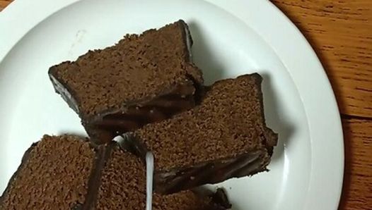 Gâteau au chocolat avec du sperme