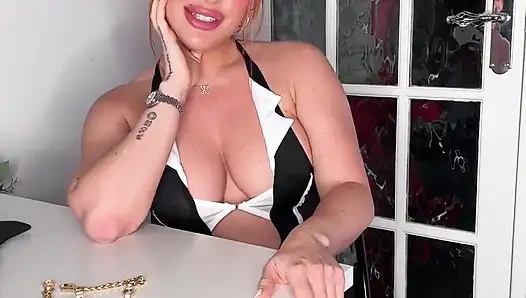 Betrügende neckende sekretärin fingert ihre enge muschi, um kollegen zu locken