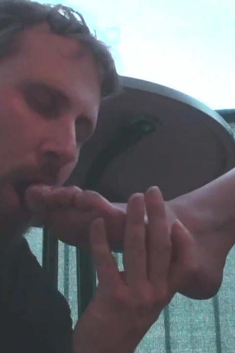 발 핥고 발에 빨아주면서 담배를 피우는 섹시한 펨돔