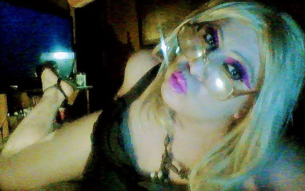 セクシーな女装子 ランジェリーとハイヒールのクリッシー・スウィーツ、網タイツ。