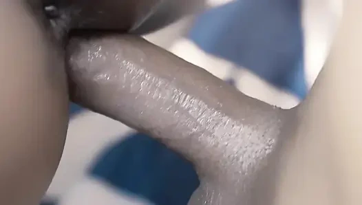 Der alte Mann fickte Tejaswini sehr liebevoll und lutschte an ihren Brustwarzen