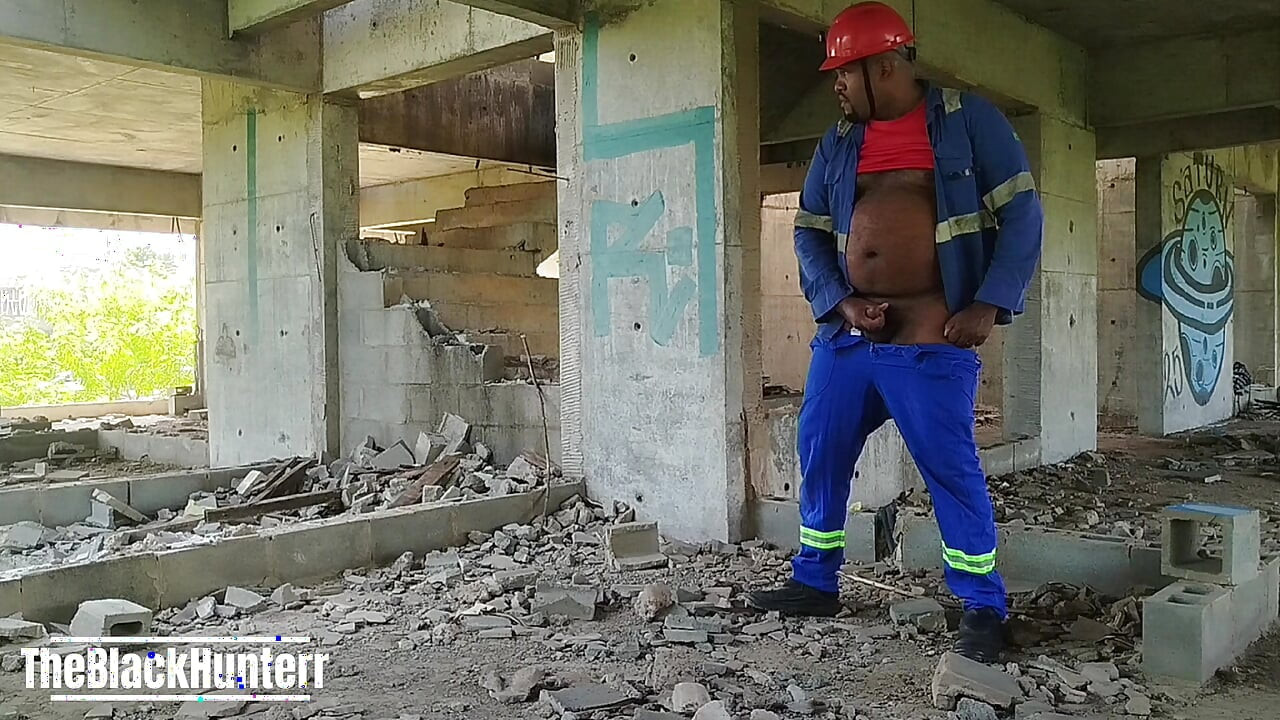 לבד בבניין בצהריים